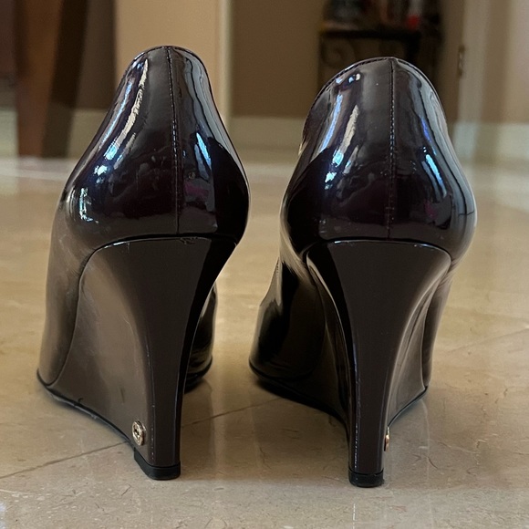 Gucci Brown Patent Leather Peep Toe Wedge Size 9 1/2 - Picture 3 of 6